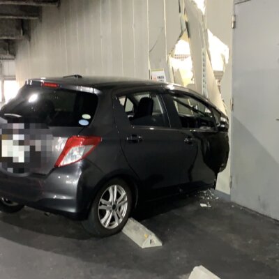 【大阪】パチンコ店の駐車場で車がノーブレーキで壁に突っ込む。フリーダム天六