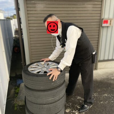 【悲報】パチ屋の駐車場にタイヤが不法投棄される。