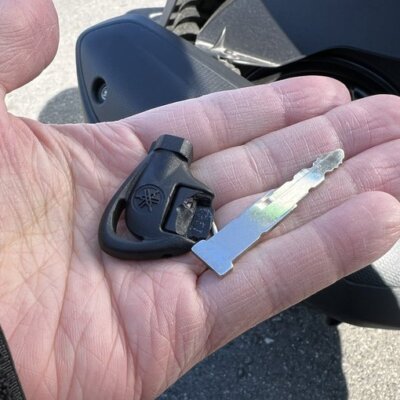 【悲報】パチ屋の目の前のコンビニでバイクの鍵が折れてしまった。